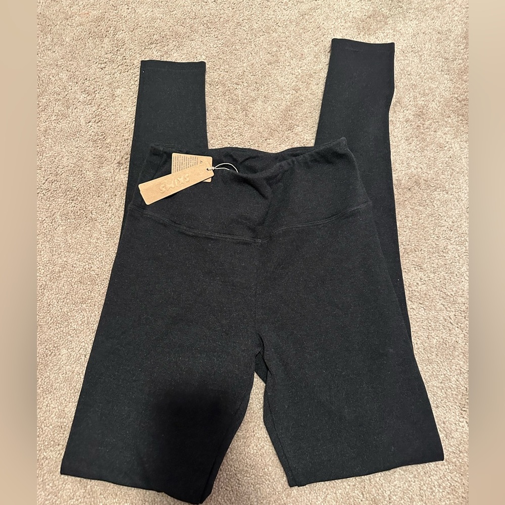 NWT skims outdoor basics leggings- color washed onyx size-xs. brand new